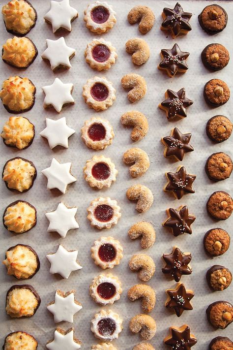 German Christmas Cookies--Kokosmakronen (Chocolate Macaroons), Zimtsterne (Cinnamon/Kirsch), Spitzbuben (Raspberry Jam Filled), Vanillekipferl (Aniseseed Crescents), Schokiladen-Butter-plaetzchen (Chocolate Shortbread), and Nusstaler (Chocolate Hazelnut)! بيتي فور, German Christmas Food, German Christmas Cookies, German Cookies, Christmas Biscuits, Sprinkle Cookies, German Christmas, God Jul, Christmas Cooking