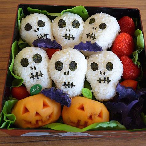 Make a spooky lunch box with rice skulls and jack-o'-lantern persimmons for Halloween. Halloween Bento, Bento Box Ideas, Halloween Lunch Box, Halloween Lunch, Spooky Snacks, Cute Bento, Bento Recipes, Japanese Bento, Kids Lunchbox