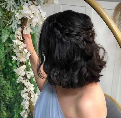 Half Up Half Down Short Hair, Growing Out Hair, Short Dark Hair, How To Curl Short Hair, Prom Hairstyles For Short Hair, Quince Hairstyles, Best Wedding Hairstyles, Hairdos For Short Hair, Short Wedding Hair