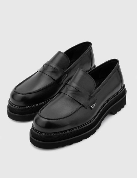 Arve Black Leather Men's Loafer - İLVİ Hype Outfits, Black Loafers Men, Male Portrait Poses, Mule Sneakers, Leather Outerwear, Guys Clothing Styles, Black Dress Shoes, Fashion Suits For Men, Hype Shoes