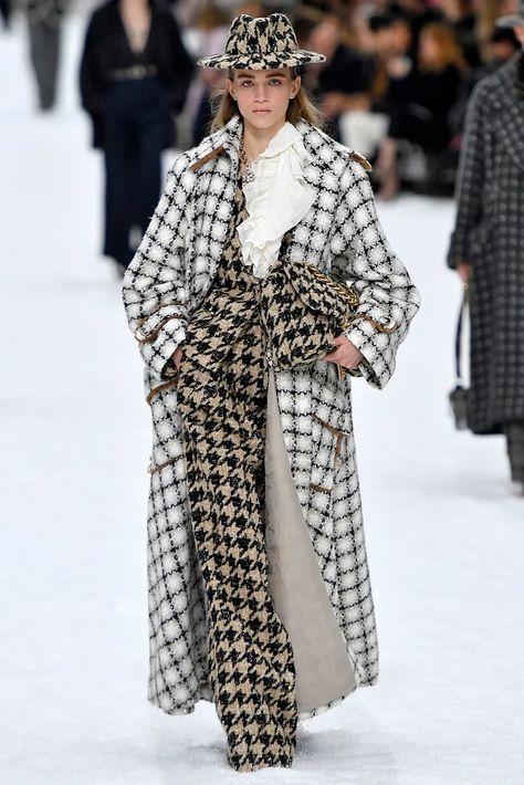 Karl Lagerfeld's Final Chanel Show: See All The Photos | HuffPost Life Chanel Fashion Show, Chanel Fashion, Fashion Week Street Style, Classy Women, Winter Fashion Outfits, Womens Fashion Trends, Daily Fashion, Karl Lagerfeld, Paris Fashion