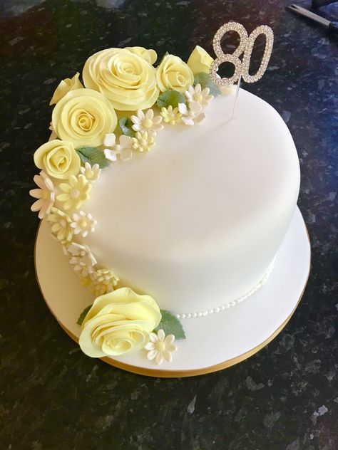 Yellow Rose Birthday Cake, Yellow Roses Cake, Flower Cake Designs, Yellow Flower Cake, Flower Cake Ideas, Mother Birthday Cake, Round Birthday Cakes, 90 Birthday, Flower Cake Design