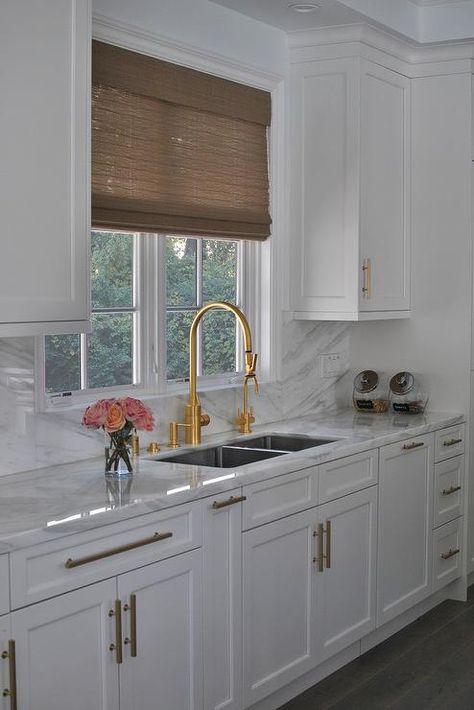 Kitchen With White Cabinets, Farmhouse Kitchen Cabinets, Kitchen Cabinets Makeover, Classic Kitchen, Brass Kitchen, White Kitchen Design, Cabinet Makeover, Roman Shade, Kitchen Marble