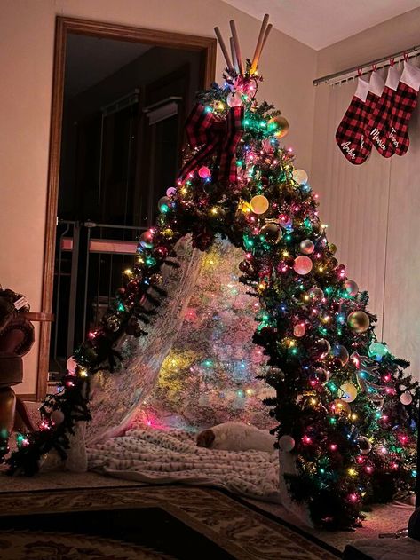 Creative Christmas Trees, Christmas Themes Decorations, Traditional Christmas Tree, Christmas Tree Themes, Noel Christmas, Christmas 2023, Christmas Aesthetic, Christmas Deco, Ideas Christmas