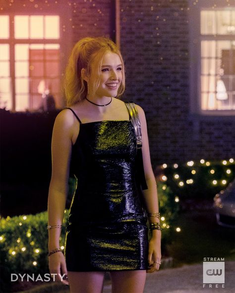 Maddison Brown is Kirby Anders in #Dynasty, returning Friday, October 12 on The CW! Season 2, Episode 1 Serie Tv Outfit, Kirby Anders Outfits, Dynasty Kirby Outfits, Kirby Dynasty Outfits, Outfit Serie Tv, Dynasty Kirby, Fallon Outfits, Dynasty Tv Show, Madison Brown