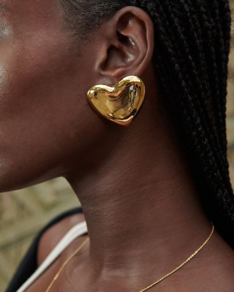 Hey Earrings 😍 #baddie #style #earrings #gold #confidence #women #jewelry #pretty #beautiful #goddess Jewelry Inspiration Earrings, Chunky Heart Earrings, Elegant Accessories Jewelry, Bold Gold Earrings, Trendy Jewelry 2024, Unique Jewelry Inspiration, Hoop Earrings Outfit, Earrings Pictures, Chunky Gold Earrings