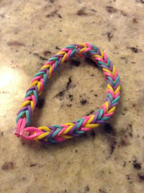 Fishtail!!! Loom Bracelets Color Combos, Ideas Pulseras, Loom Band Patterns, Rainbow Loom Bracelets Easy, Loom Band Bracelets, Rainbow Looms, Rainbow Loom Patterns, Rainbow Loom Designs, Rainbow Loom Bands