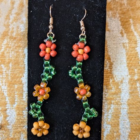 BEAUTIFUL HANDMADE BEADED DAISY DANGLE EARRINGS Beaded Daisy Earrings, Flower Beaded Earrings, Beaded Daisy, Daisy Earrings, Fish Hook Earrings, Jewelry Beautiful, Hand Crafted Jewelry, Earring Findings, Crafted Jewelry