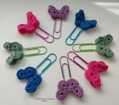 Con hilos, lanas y botones: Mariposas marcapáginas Crochet Paperclip Bookmark Free Pattern, Crochet Paperclip Bookmark, Tassel Tutorial, Bookmark Easy, Mini Clips, Tassels Tutorials, Bookmark With Tassel, Bookmark Pattern, Diy Crochet Patterns