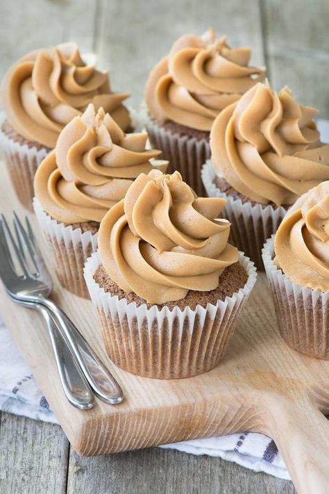 Perfect Cupcake Recipe, Coffee Cake Cupcakes, Coffee And Walnut Cake, Coffee Buttercream, Coffee Cupcakes, Walnut Cake, Gateaux Cake, Cupcake Flavors, Buttercream Recipe