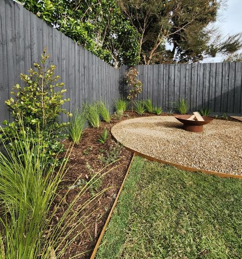 Wood Landscaping, House Front Garden, Front Garden Design Ideas, Landscaping Decor, Australian Garden Design, Australian Native Garden, Fire Pit Landscaping, Backyard Plan, Backyard Garden Landscape