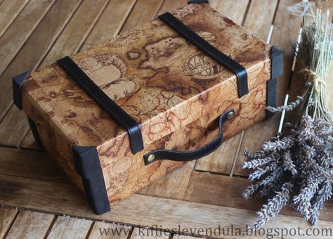 Suitcase box made from a shoebox - a great back-to-school gift for kids for keeping desk supplies or little treasures in! Shoe Box Diy, Cute Suitcases, Travel Party Theme, Anniversaire Diy, Old Suitcases, Desk Supplies, Vintage Suitcase, Decoupage Vintage, Suitcase Packing