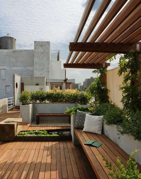 A Manhattan Roof Garden with a Panoramic View Ruang Tamu Outdoor, Rooftop Patio Design, Roof Garden Design, Built In Sofa, Terrace Garden Design, Rooftop Terrace Design, Rooftop Design, Pergola Design, Desain Lanskap