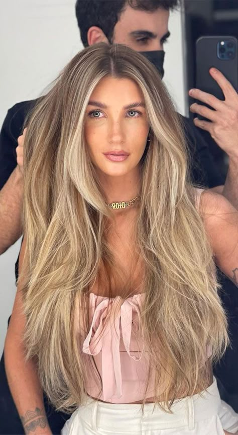 Honey Blonde Highlights Dark Roots, Honey Hair With Dark Roots, Blonde Highlights Brown Roots, Highlights From The Roots, Long Blonde Hair Dark Roots, Champagne Blonde Highlights On Dark Hair, Long Dark Blonde Hair With Highlights, Blond Hair Brown Roots, Warm Brown Blonde Hair