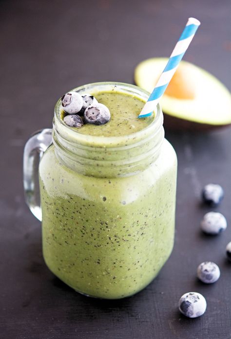 Blueberry Avocado and Spinach Power Smoothie Avocado And Spinach, Diy Smoothies, Power Smoothie, Breakfast Low Carb, Smoothie Packs, Spinach Smoothie, Avocado Smoothie, Bachelorette Party Games, Breakfast Smoothies