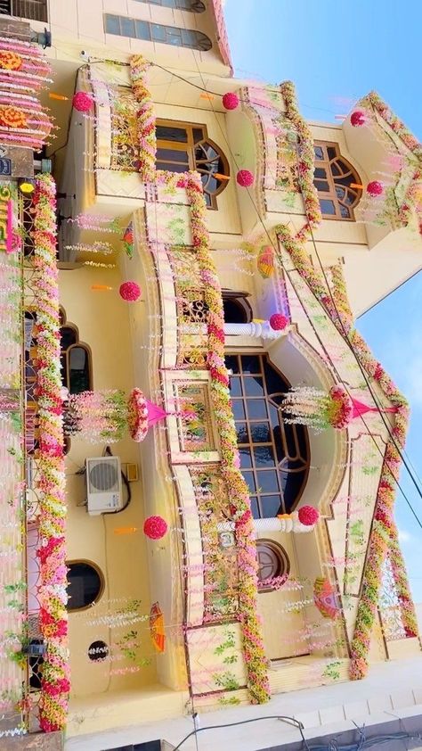 Wedding Decoration For Home, Home Decor Wedding Ideas, Bridal Home Decorations, House Decorating Ideas For Wedding, Indian House Wedding Decor, Home Decoration Ideas For Wedding, Wedding Decor For Home, Wedding Home Decoration Indian Exterior, House Decorations For Wedding