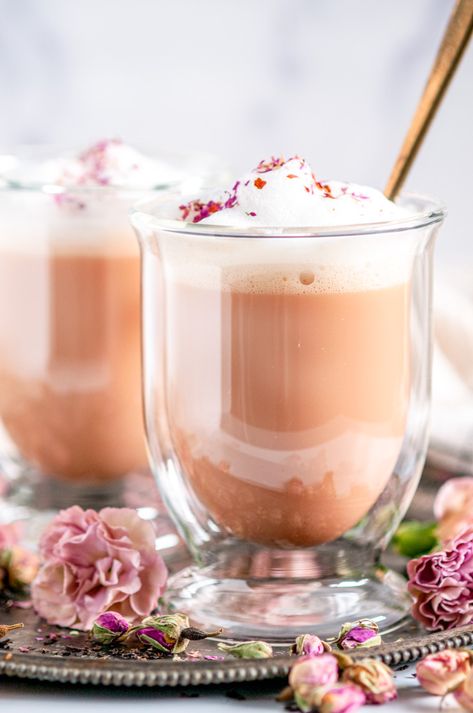 Frothy Rose Bud Earl Grey Tea Latte - With a classic black tea base and just a hint of floral flavor, this latte is the perfect way to warm up on a chilly spring morning! From aberdeenskitchen.com #frothy #rosebud #earlgreytea #latte #floraltea #spring #floral #recipe #drink #beverage #caffeinated Tea Latte Recipe, Easter Menu, Spring Morning, Coffee Flower, Yummy Pasta Recipes, Breakfast Drink, Cocktail Recipes Easy, Latte Recipe, Grey Tea