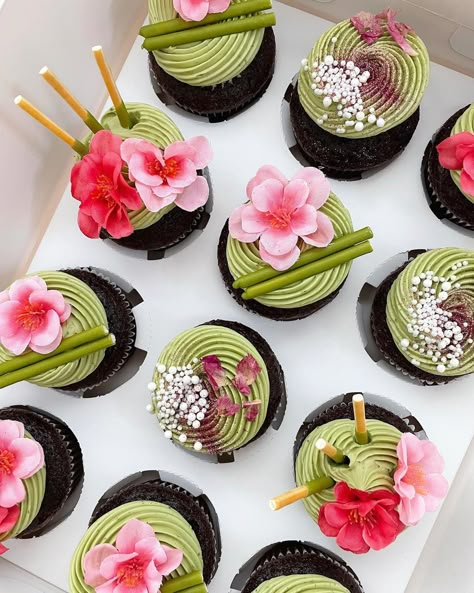 Decorate Chocolate Cupcakes, Fruit Decorated Cupcakes, Strawberry Matcha Cupcakes, Matcha Themed Party, Matcha Pastries, Cupcake Decorations Ideas, Matcha Cupcakes, Cute Sweets, Dessert Design