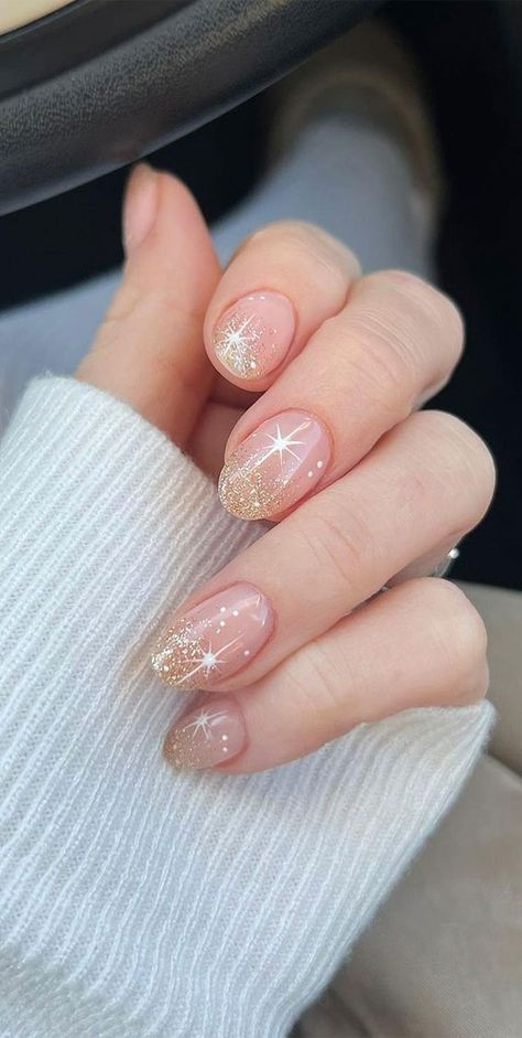 star nails, starburst nails, nail trends, starburst acrylic nails, star nails design, star nails y2k, nail art with stars Gold Holiday Nails, Nye Nails, New Years Nail Designs, Plaid Nails, Manicure Gel, Sweater Nails, Her Nails, Pearl Nails, Christmas Nails Acrylic