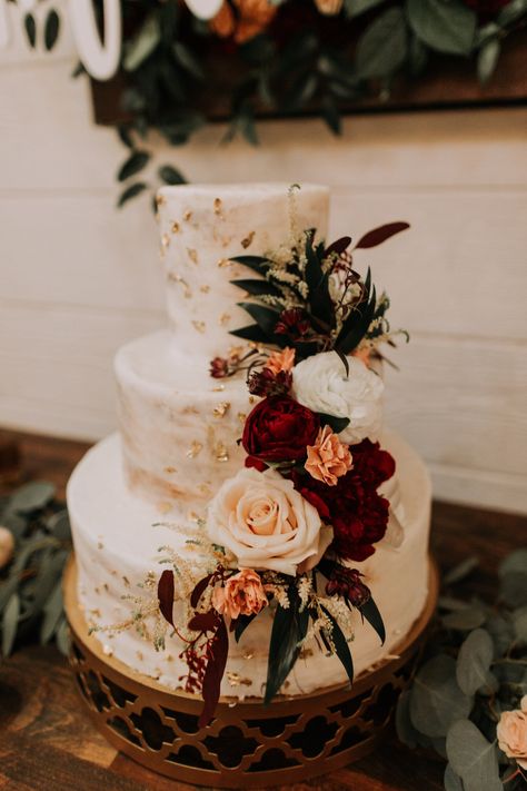 White Fall Wedding Cake, Wedding Cake Designs Burgundy And Gold, Maroon White Gold Wedding, Wedding Cake Rustic Theme, Wedding Cake With Maroon Flowers, Wedding Cakes Wine Color, Maroon Themed Wedding Cake, Green And Red Wedding Cake, Fall Wedding Cake Ideas Burgundy