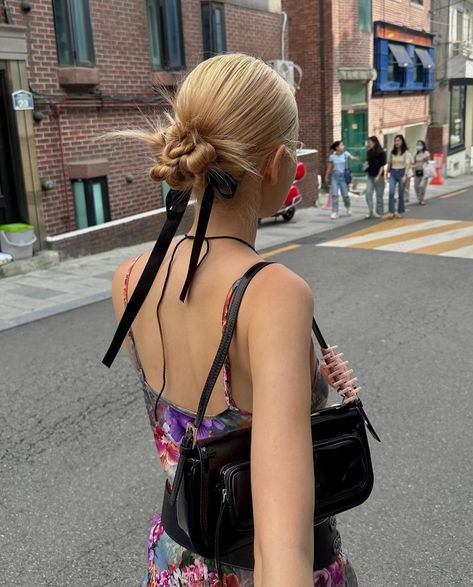 Popular Korean instagram model in the streets of Seoul with  colourful aesthetic minimal stores. Model wears a trendy dress with a shoulder bag and hair is done in a bun with ribbon. Short Bleached Hair, Winter Hair Trends, Κούρεμα Bob, Haircut Tip, Birthday Hairstyles, Easy Bun Hairstyles, Fishtail Braid, Hair Arrange, Trendy Hair Color