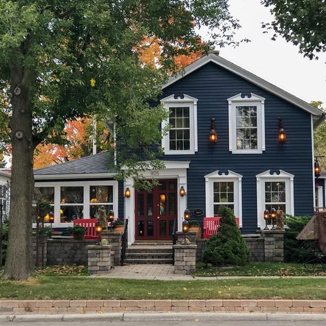 Home Tour in the Historic District of Naperville Illinois - Town & Country Living Cabinet Kitchen Island, Island Ideas Kitchen, Patio Farmhouse, Florida Cottage, Rustic Decorations, Living Room Rustic, Bathroom Rustic, Wedding Decor Rustic, Rustic Decorating