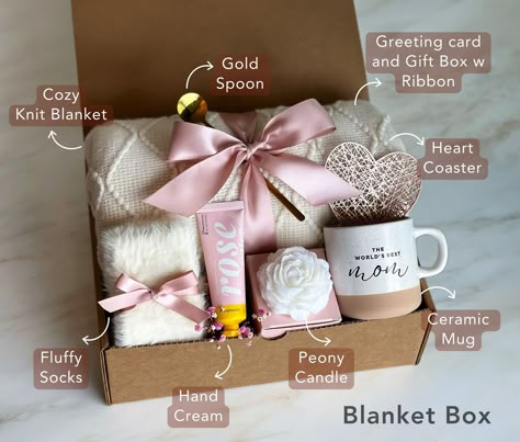 GIFT BOX INCLUDES:♥ Ceramic Speckled Mug (world's best mom printed)♥ Off White Fuzzy Socks (one size fits most)♥ Rose shaped scented candle♥ Off White Throw Blanket♥ Heart Shaped Coaster♥ Rose Hand Cream♥ Gold Spoon Beige Gift Box Ideas, Bathroom Basket Ideas Wedding, Gifting Business Ideas, Mug Fillers Gift Ideas, Best Gift Ideas For Women, One Rose Gift, Gift Box Business Ideas, Mom Bday Gifts Ideas, Candle Gift Box Ideas