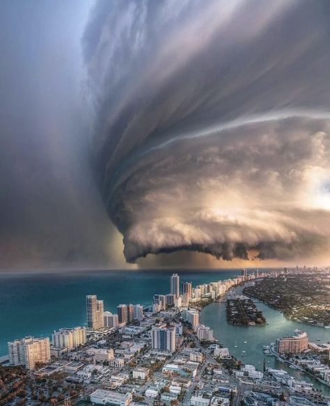 Hurricane Florida Matka Natura, Wild Weather, Belle Nature, Image Nature, Living Modern, Storm Clouds, Natural Phenomena, Sky And Clouds, Beautiful Sky