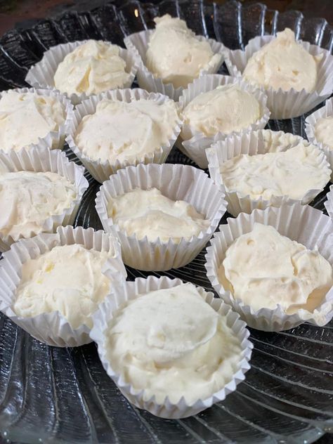 Instructions on how to prepare keto lemon fat bombs. Mix all ingredients with a hand mixer in a bowl. Using a cookie scoop or spoon. Cream Cheese Fat Balls, Cupcake Cups, Sugar Free Baking, Keto Cream, Thm Desserts, Mini Cupcake, Fat Bomb Recipe, Low Carb Sweets, Video Team