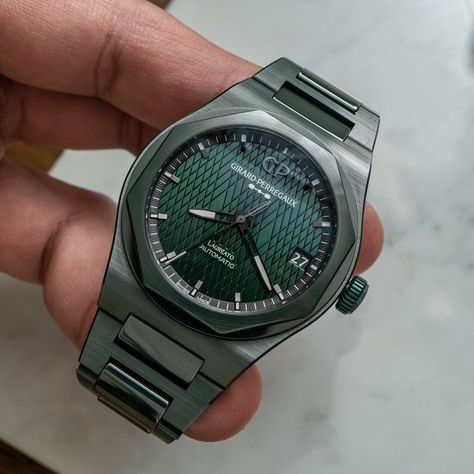 Girard Perregaux Laureato, Girard Perregaux Watches, Girard Perregaux, British Racing Green, Ceramic Watch, Green Ceramics, Sports Watch, Tic Tac, Patek Philippe