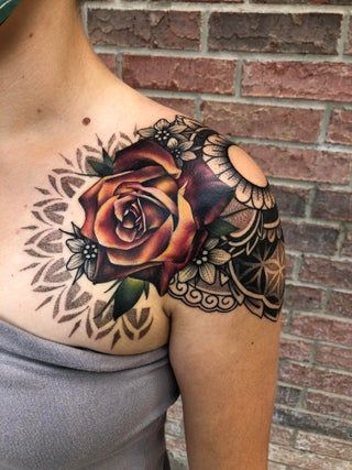 Stylist Tattoos Imperial Tattoo, Tattoo Upper Arm, Tattoos 2023, Cover Up Tattoos For Women, Prison Tattoos, Tattoos Mandala, 4 Tattoo, Tattoos Geometric, Shoulder Tattoos