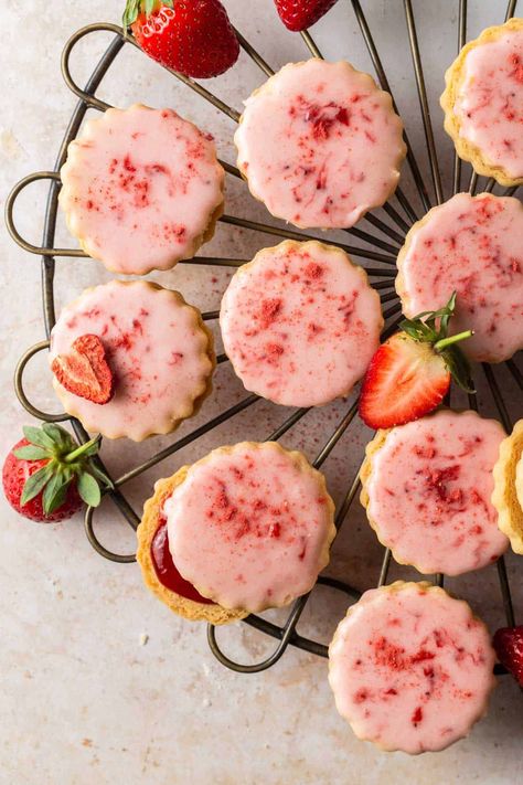 Fresh Strawberry Glaze, Strawberry Shortbread Cookies, Refreshing Dessert Recipes, Heart Shaped Strawberry, Strawberry Shortbread, Frozen Treats Recipes, Jam Making, Healthy Oatmeal Cookies, Sandwich Cookie