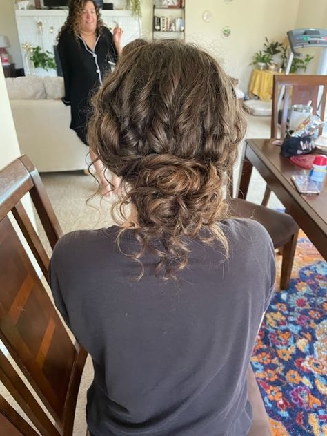 Naturally Curly Messy Bun, Messy Curly Bun Wedding, Loose Bun Curly Hair, Curly Hair Messy Ponytail, Low Messy Bun For Curly Hair, Low Curly Messy Bun, Low Bun Wavy Hair, Curly Hair Messy Updo, Messy Low Bun Curly Hair