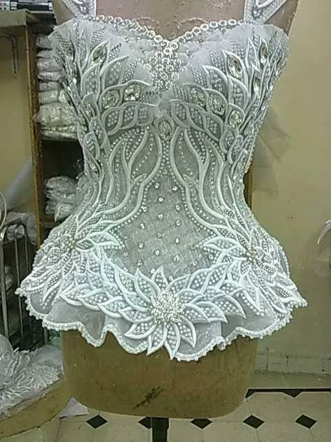 Corsets:  Gorgeous #Corset. Pola Korset, White Lace Corset, Corsets And Bustiers, فستان سهرة, Corset Lingerie, Lace Corset, Fantasy Fashion, Fesyen Wanita, Corsets