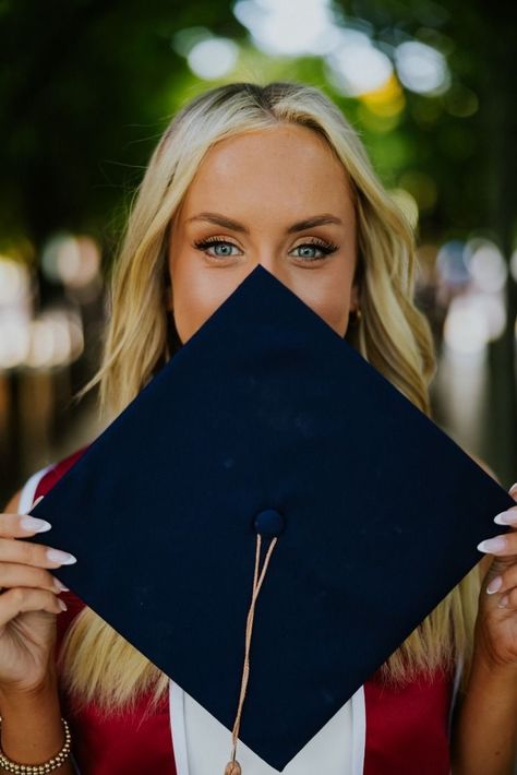 Picture Poses Graduation, Graduation Poses For Females, Simple Graduation Poses, High School Graduation Inspo Pics, Graduation Shoots Ideas, Graduations Ideas Photo, College Portraits Graduation Pictures, Graduation Cap And Gown Pics, Grad Portrait Ideas