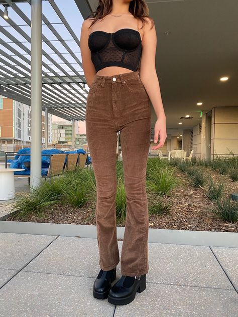 Black Mary Janes Outfit Jeans, Styling Mary Janes With Jeans, Mary Janes Outfit Pants, Brown Flared Jeans Outfit, Platform Mary Janes Outfit Jeans, How To Style Mary Janes With Jeans, Brown Flare Jeans Outfit, Mary Janes With Pants, How To Wear Mary Jane Shoes Outfit