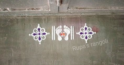 Simple Round Rangoli Design, Charan Rangoli, Laxmi Rangoli, Very Easy Rangoli Designs, Rangoli Designs Photos, Rangoli Designs Simple Diwali, Alpona Design, Rangoli Simple, Easy Rangoli Designs Diwali