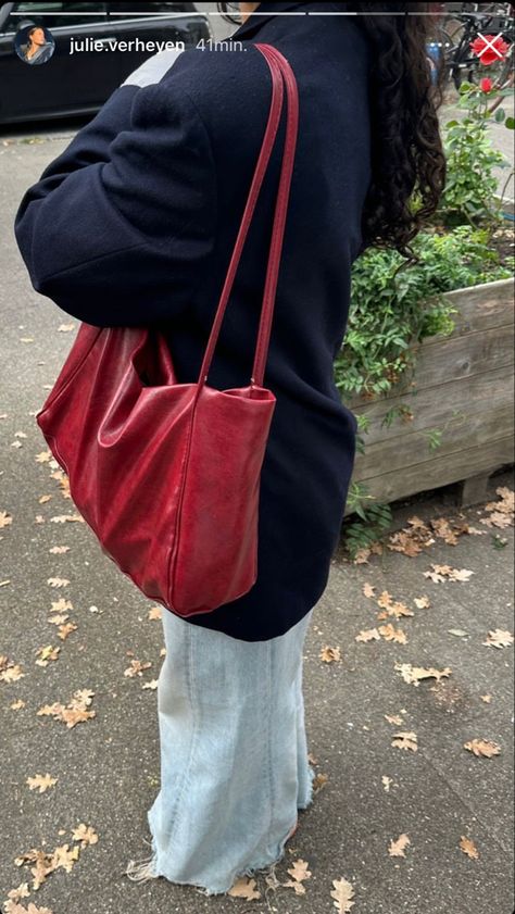 Red And Dark Blue Outfit, Red Leather Bag Aesthetic, Dark Red Bag Outfit, Red Leather Bag Outfit, Big Bag Aesthetic, Leather Tote Bag Outfit, Red Bag Style, Dark Red Bag, Red Purse Outfit