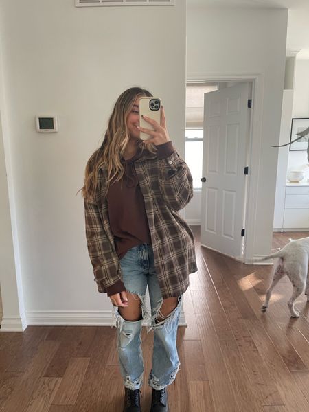 Flannel With Jacket Outfits, Crew Neck And Flannel Outfit, Flannel Outfits Turtleneck, Oversized Green Flannel Outfit, Solid Flannel Outfits, Warm Flannel Outfits, Flannel With Sweater Outfit, Flannel Over Tshirt, Fall Outfits 2023 Flannel