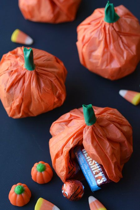 Easy Tissue Paper Pumpkin Favours Veselý Halloween, Diy Halloween Dekoration, Dulceros Halloween, Pumpkin Favors, Creative Halloween Decorations, Baby Shower Favors Diy, Halloween Decor Diy, Easy Diy Halloween Decorations, Homemade Halloween Decorations