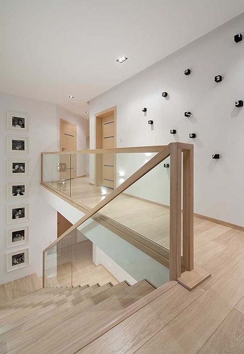 Black and white interiors with wood accents in Poland: D24 House Poland House, Black And White Interiors, Modern Farmhouse Flooring, Vstupná Hala, Glass Stairs, تصميم داخلي فاخر, White Interiors, Farmhouse Flooring, Stairway Design