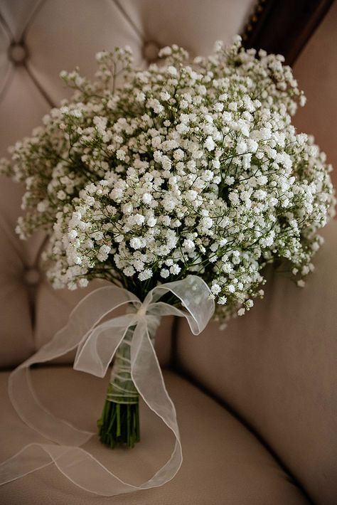 White Heather Bouquet, Small Flower Wedding Bouquet, Babybreath Bouquet Wedding, White Flower Bouquet Wedding, Civil Wedding Bouquet, Flower Bouquet Winter, Brides Bouquet White, Wedding Flowers Church, Bride Flower Bouquet