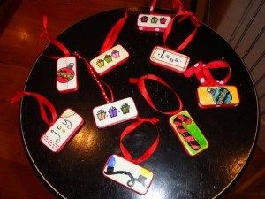 Domino Christmas Ornaments Domino Crafts, Domino Jewelry, Domino Art, Inexpensive Christmas, Christmas Tray, Homemade Ornaments, Pediatric Therapy, Ornament Ideas, Xmas Diy