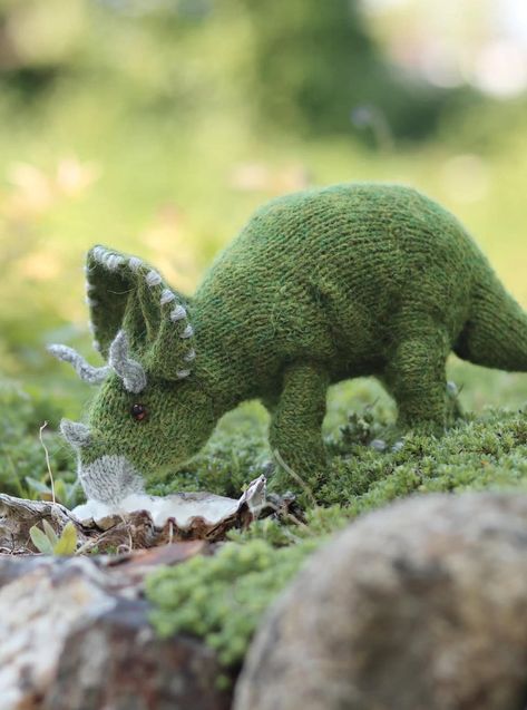 Cuddly triceratops dinosaur knitting pattern - From Britain with Love Dinosaur Knitting Pattern, Dinosaur Knitting, Claire Garland, Animal Knitting Patterns, Crochet Frog, Cute Toys, Knitting Tutorial, Free Knitting Pattern, Love Crochet