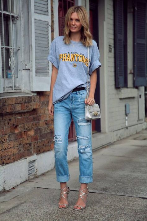 you might be wondering about How To Wear An Oversized Shirt then here are some amazing and trending ways to style the oversized shirts that you need to check out.  #HowToWearAnOversizedShirt Baggy Shirts, Denim Jeans Outfit, Sport Chic, Boyfriend T Shirt, T Shirt And Jeans, Mode Inspo, Only Fashion, Jeans Boyfriend, Denim Outfit