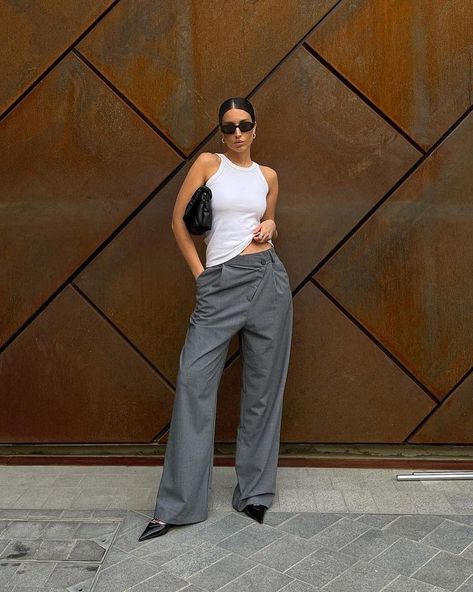 The trendiest outfits from your favourite influencers Pointy Heels Outfit, Grey Top Outfit, European Closet, Outfit Minimalista, Grey Pants Outfit, High Heels Outfit, Pointy Heels, Quoi Porter, Heels Outfits