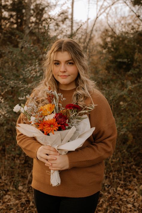 Cute pose for fall photoshoot. Picture with flowers. Midsize picture for instagram. Fall Floral Photoshoot, Senior Picture Ideas Fall Plus Size, Plus Size Fall Photoshoot, Fall Senior Pics Plus Size, Fall Photoshoot Plus Size, Fall Flower Top Photoshoot, Fall Senior Pictures With Flowers, How To Pose For Pictures Plus Size, Picture With Flowers