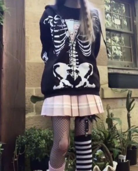 Creepycore Outfits, Cutegore Outfit, Gurokawaii Fashion, Cutegore Outfits, Egirl Looks, Dark Cutecore, Creepy Cute Outfits, Creepy Fashion, Creepy Cute Fashion