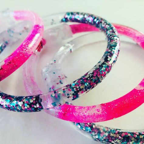 Glitter Tube Bracelets - Glitter On A Dime Candy Science, Glitter Projects, Neon Jewelry, Crayon Heart, Tube Bracelet, Pop Bubble, Valentine Projects, Baby Oil, Clear Vinyl