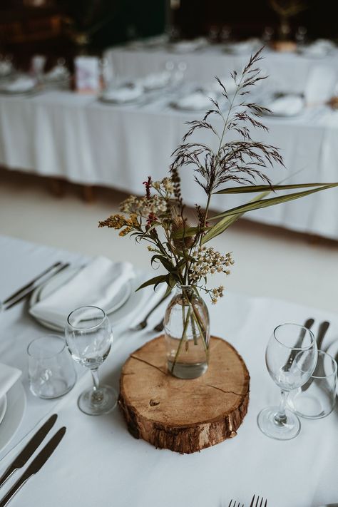 Rustic wood slice table centrepieces with minimalist flowers in glass vase Wood Wedding Centerpieces, Round Table Decor Wedding, Vase Wedding Table Decor, Minimalist Wedding Table Decor, Rustic Minimalist Wedding, Table Centrepiece Wedding, Wood Slice Table, Wood Centerpieces Wedding, Flowers In Glass Vase